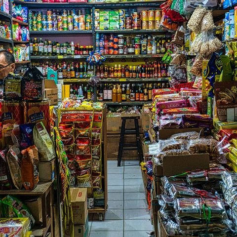 Toko kelontong dengan rak barang dan harga