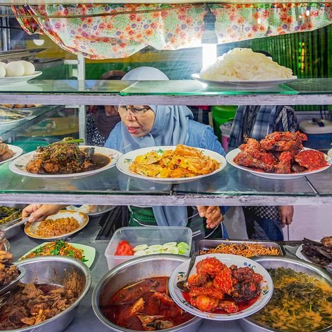 Suasana warung makan Indonesia, menu harian