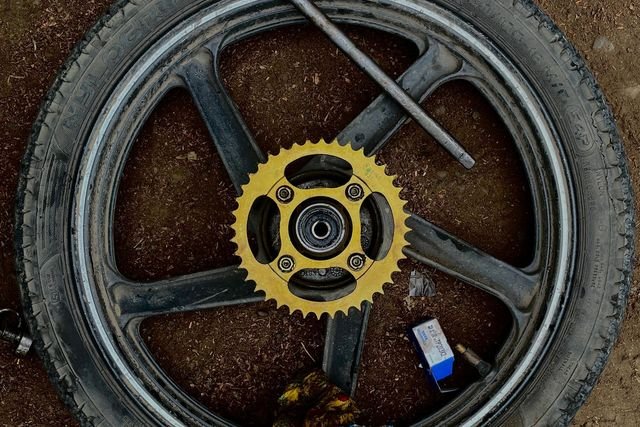 Velg motor dan gir baru diletakkan di lantai bengkel