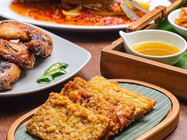 Gurame goreng dengan sambal dan tempe mendoan
