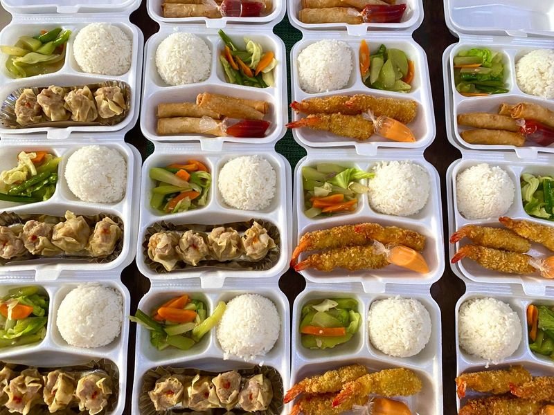Deretan nasi box berisi nasi, ayam, sayur, dan buah