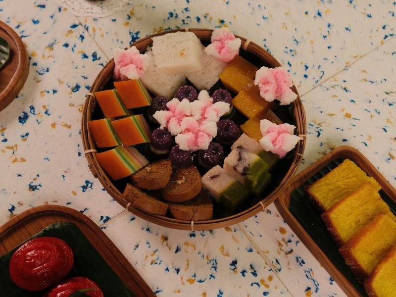 Aneka kue basah tradisional warna-warni di atas tampah