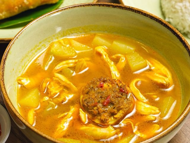Semangkuk soto betawi kuah santan dengan kentang