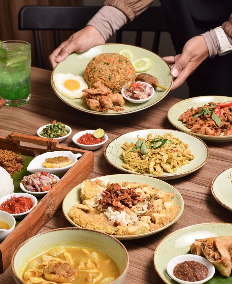 Meja penuh hidangan Dapur Bu Sri: nasi goreng, soto, sate, dan aneka sambal