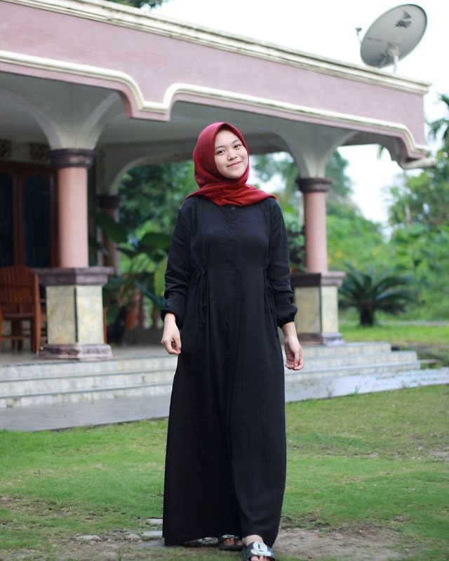 Abaya Nadia hitam polos dipadukan hijab merah bata