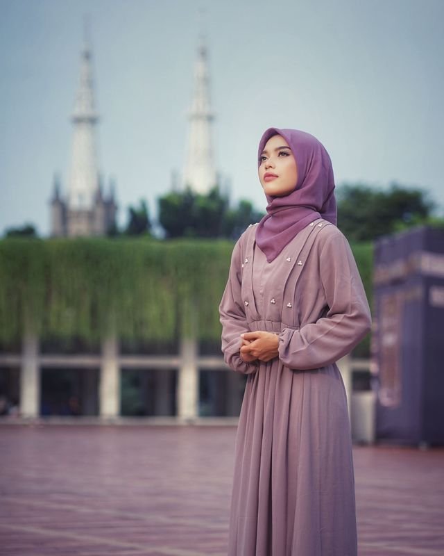 Gamis Almira warna mauve dengan aksen renda
