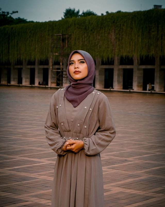 Gamis Hana warna khaki dengan detail mutiara