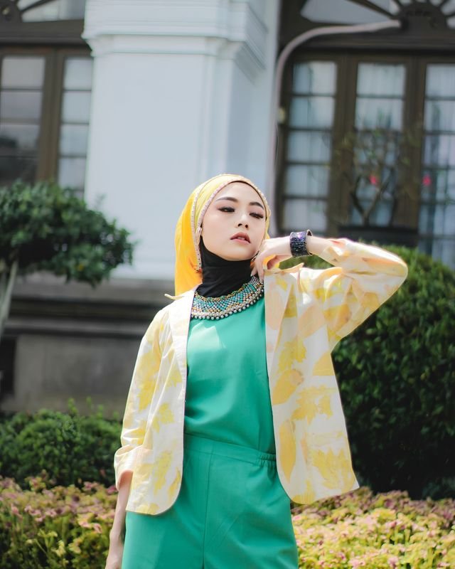 Set Sunny blazer motif kuning dan celana kulot hijau