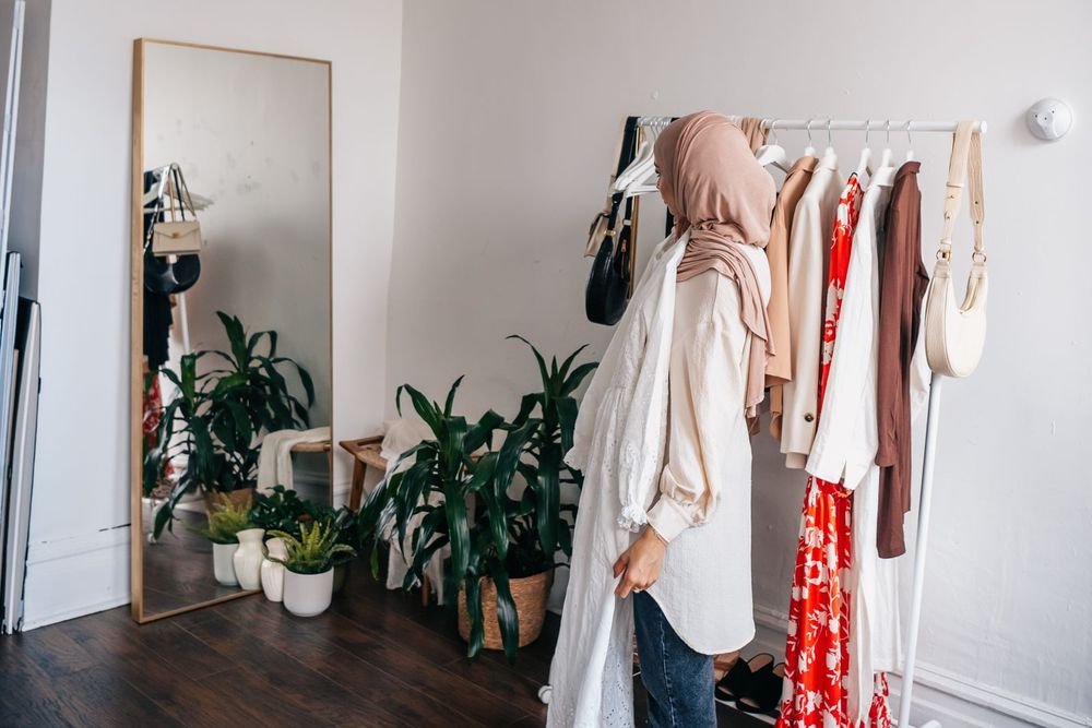 Studio Zahra Modest dengan rak gantungan koleksi dan cermin besar